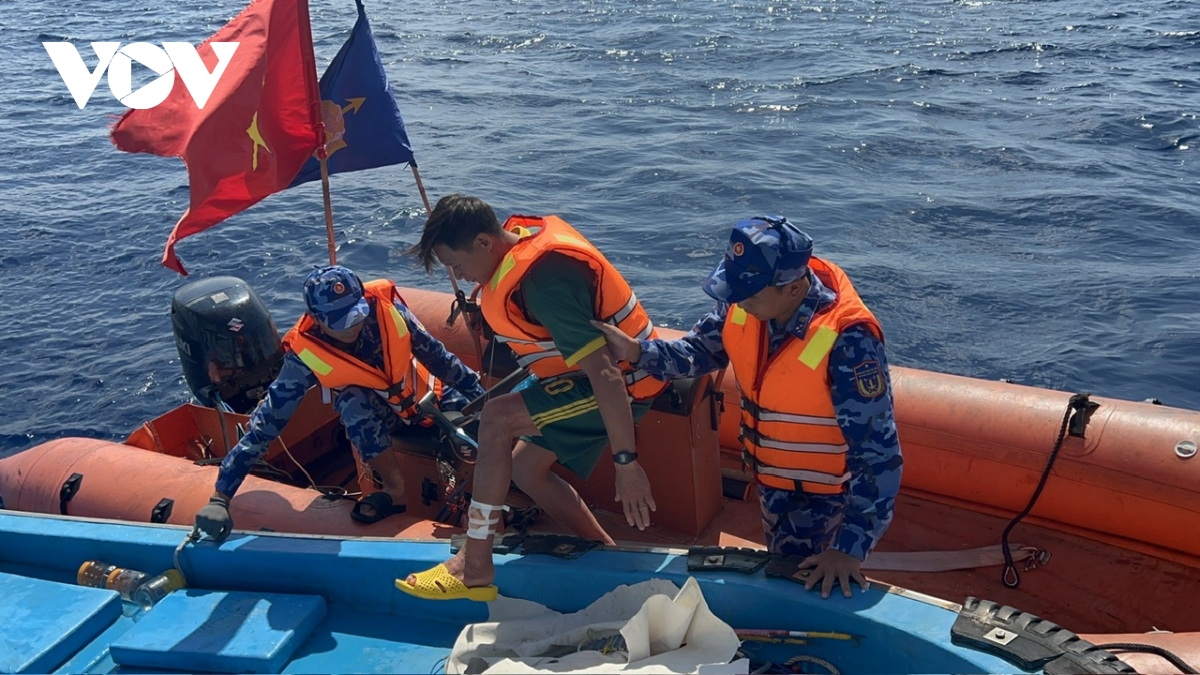 tau csb 9001 kip thoi ho tro, cuu chua ngu dan lam Dong bi nan tren bien hinh anh 2