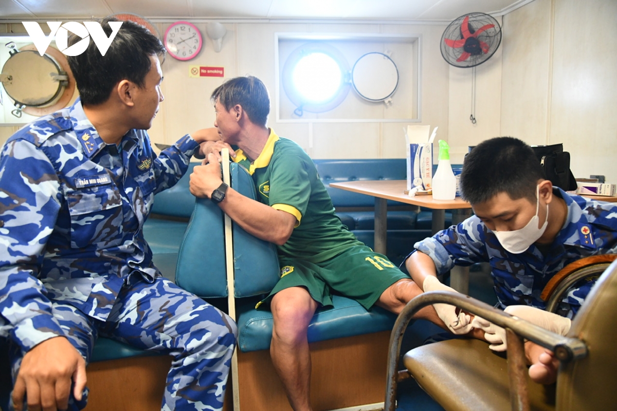 tau csb 9001 kip thoi ho tro, cuu chua ngu dan lam Dong bi nan tren bien hinh anh 1