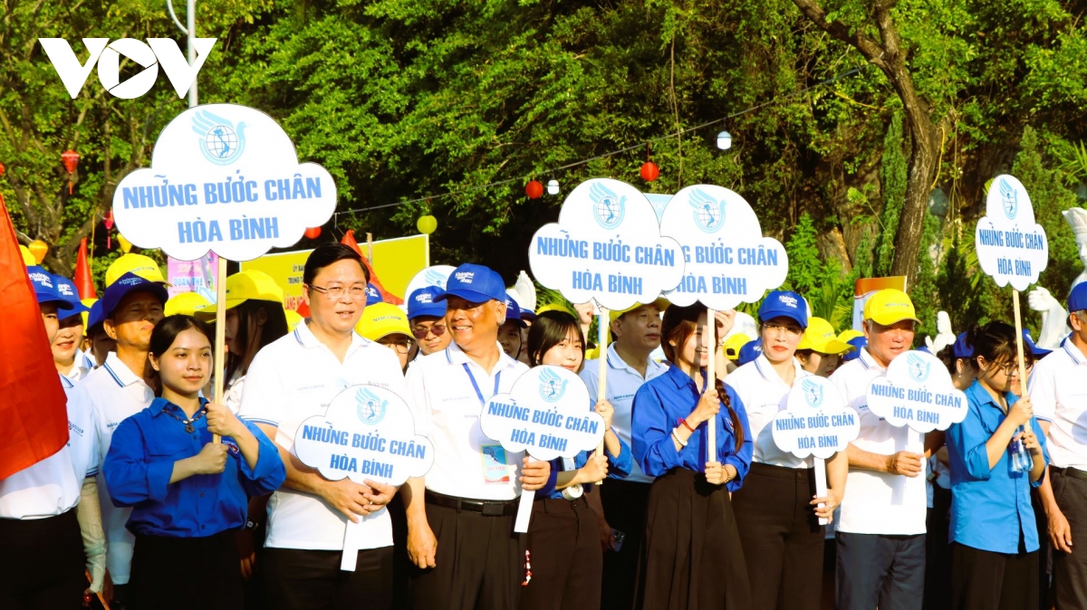 hon 600 nguoi di bo nhung buoc chan hoa binh o Da nang hinh anh 3