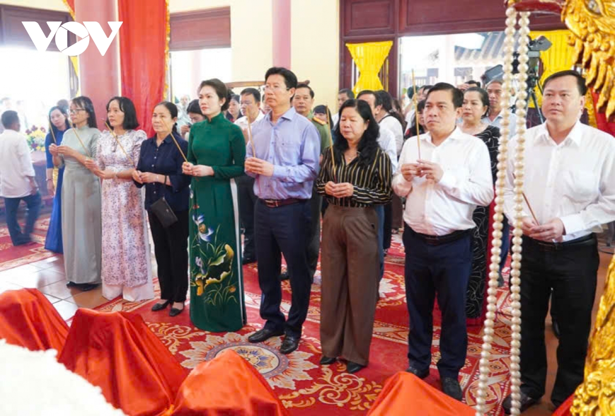 Đông đảo người dân đến dự Lễ hội Vía Bà Chúa xứ Gò Tháp