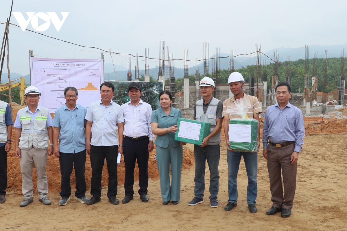 xuyen le xay dung truong noi bien gioi quang ngai hinh anh 4