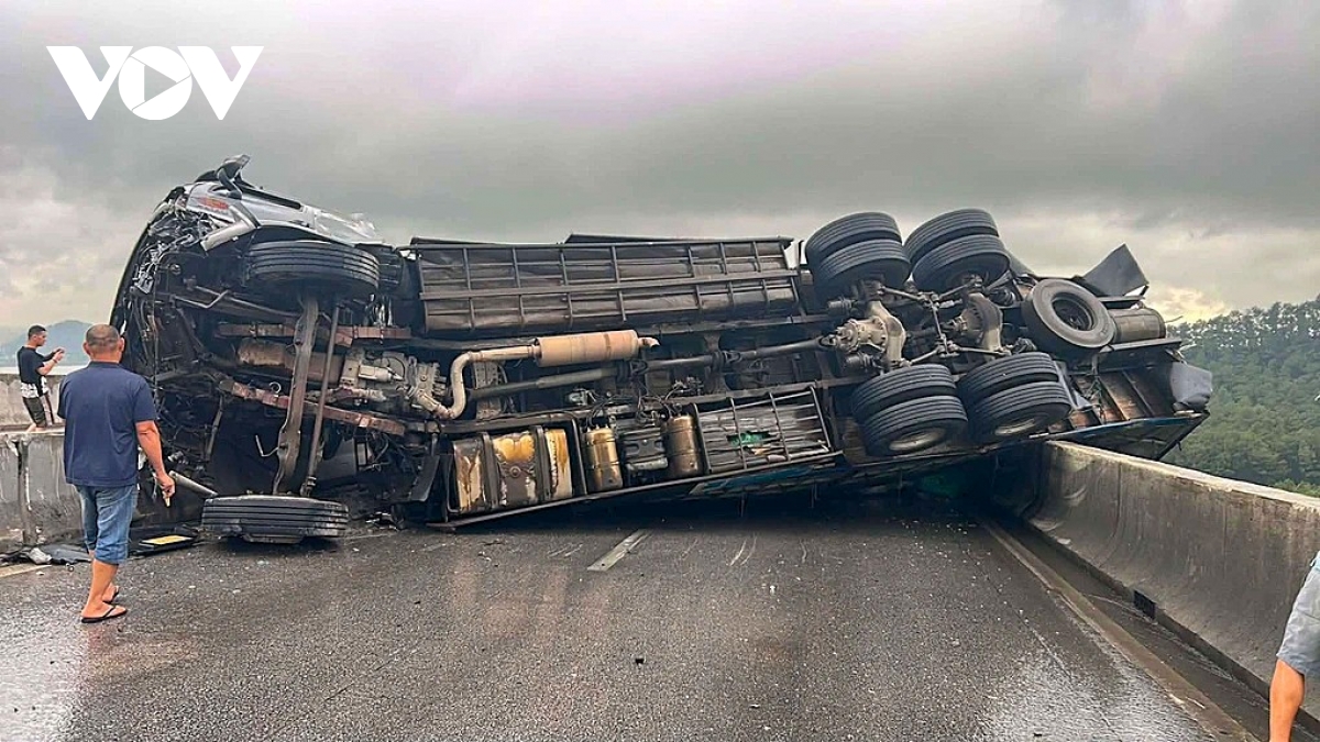 xe tai bat ngo bi lat vat ngang cao toc dien chau bai vot doan qua nghe an hinh anh 1