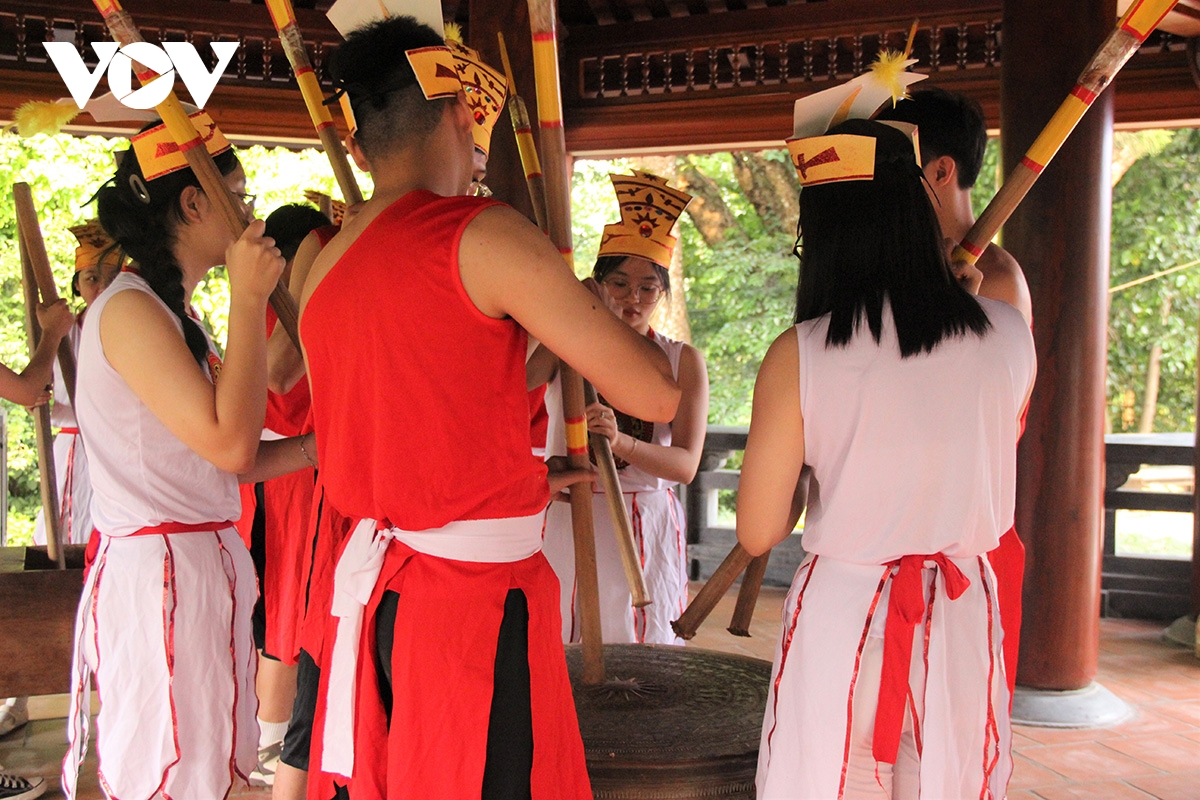 Da sac, da dang khong gian van hoa tai le hoi Den hung 2026 hinh anh 12