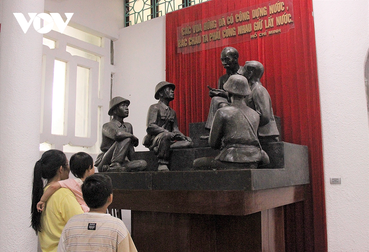 Da sac, da dang khong gian van hoa tai le hoi Den hung 2026 hinh anh 15