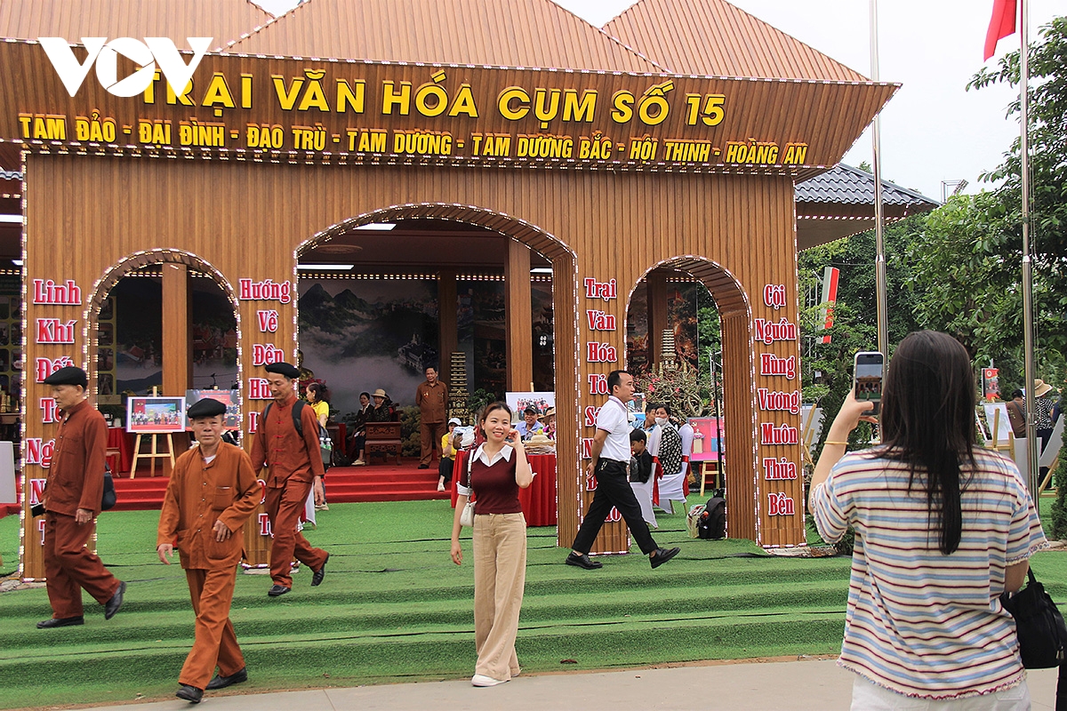 Da sac, da dang khong gian van hoa tai le hoi Den hung 2026 hinh anh 5