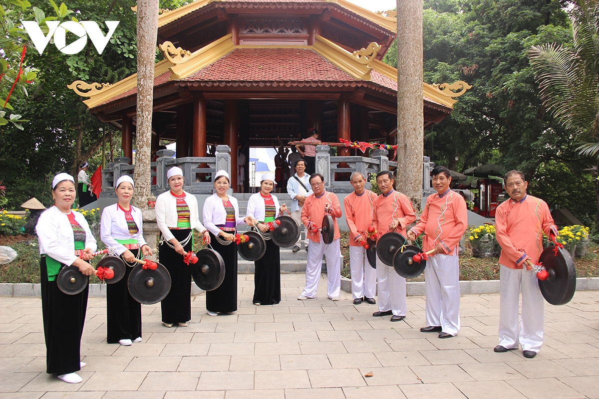 Da sac, da dang khong gian van hoa tai le hoi Den hung 2026 hinh anh 9