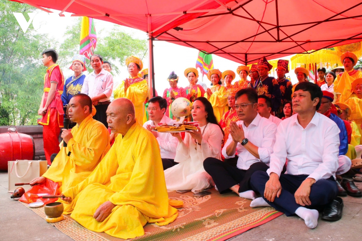 ve ninh binh tray hoi den lang tho tu vi hoang de hinh anh 14