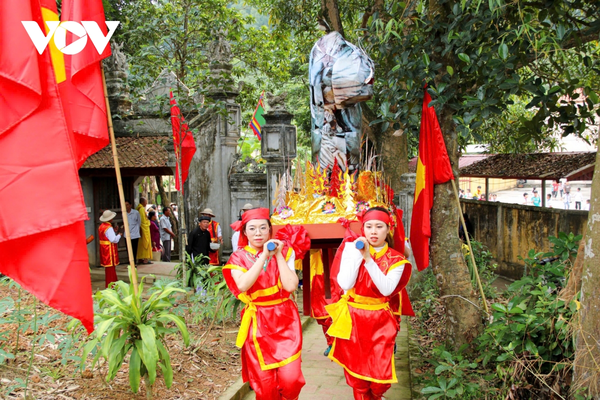 ve ninh binh tray hoi den lang tho tu vi hoang de hinh anh 11
