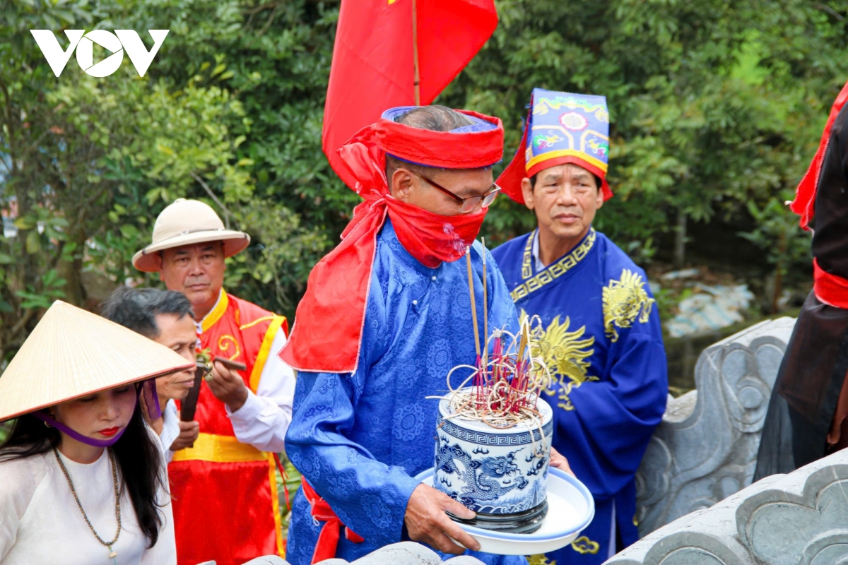 ve ninh binh tray hoi den lang tho tu vi hoang de hinh anh 12