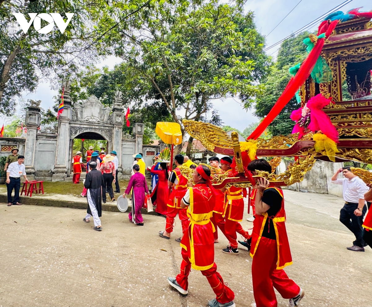 ve ninh binh tray hoi den lang tho tu vi hoang de hinh anh 9