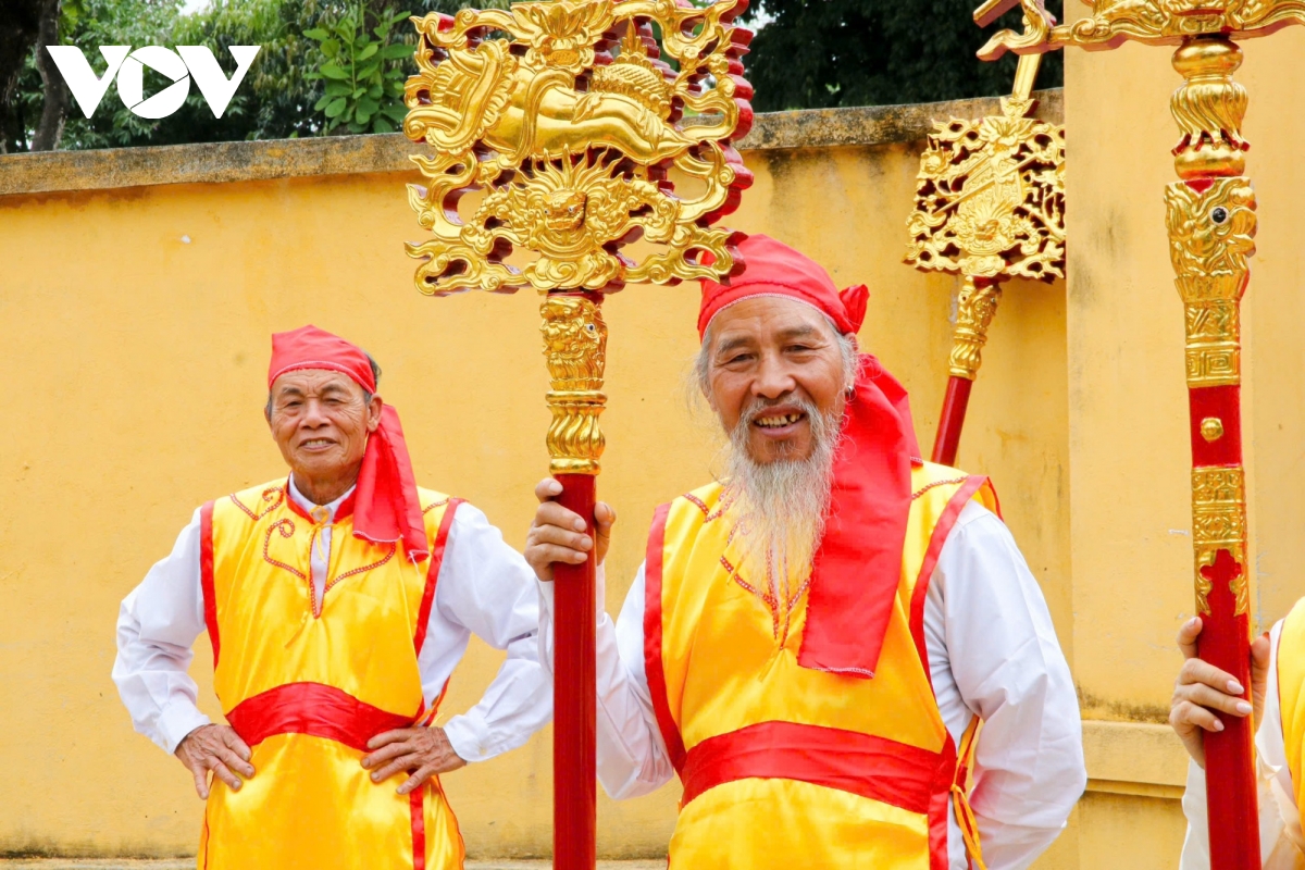ve ninh binh tray hoi den lang tho tu vi hoang de hinh anh 17