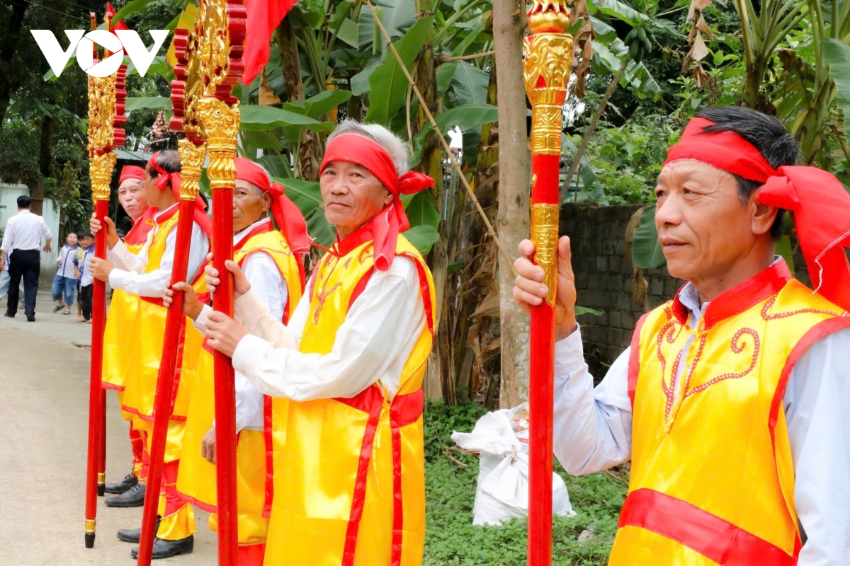 ve ninh binh tray hoi den lang tho tu vi hoang de hinh anh 16