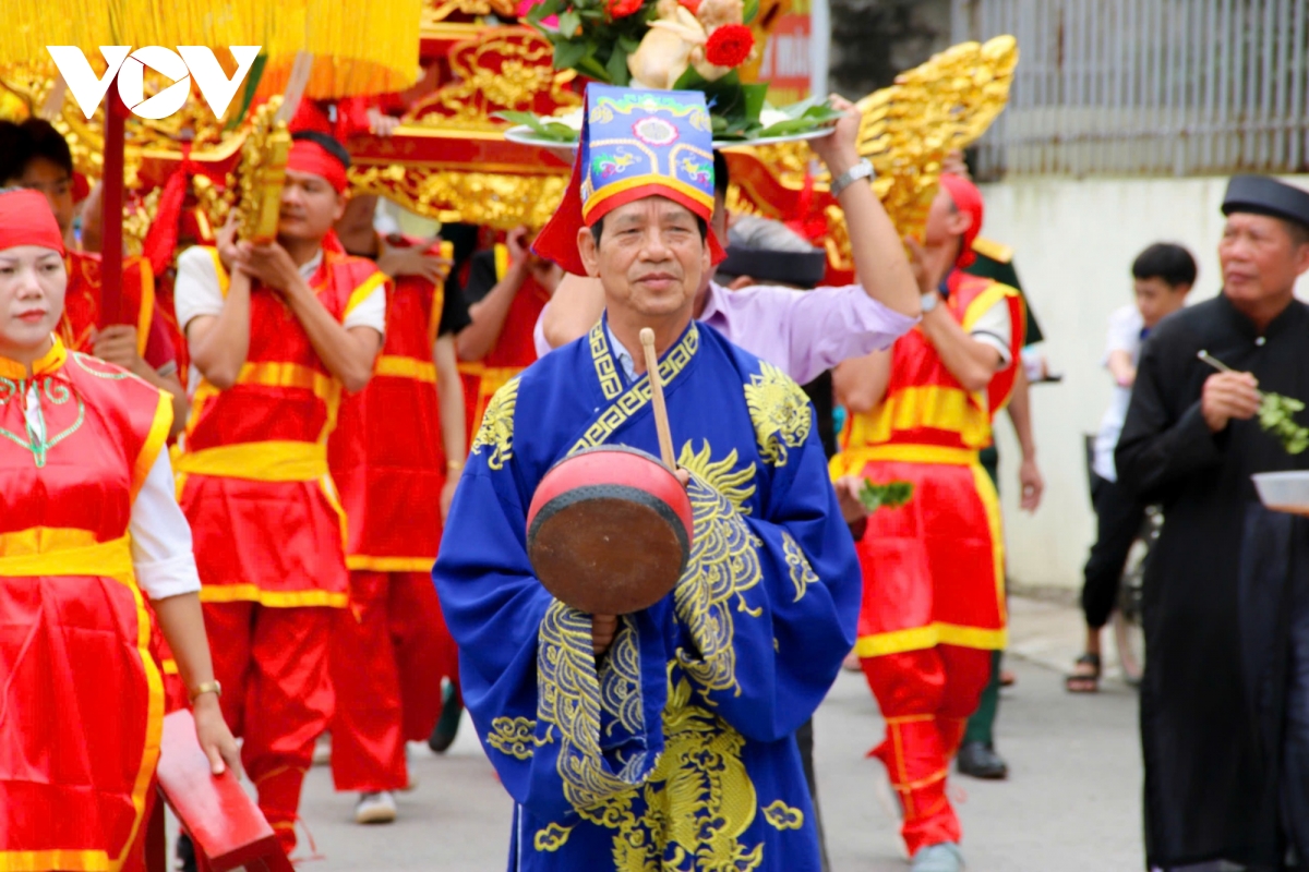 ve ninh binh tray hoi den lang tho tu vi hoang de hinh anh 7
