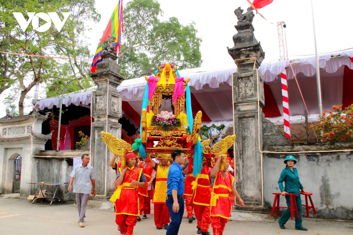 ve ninh binh tray hoi den lang tho tu vi hoang de hinh anh 3