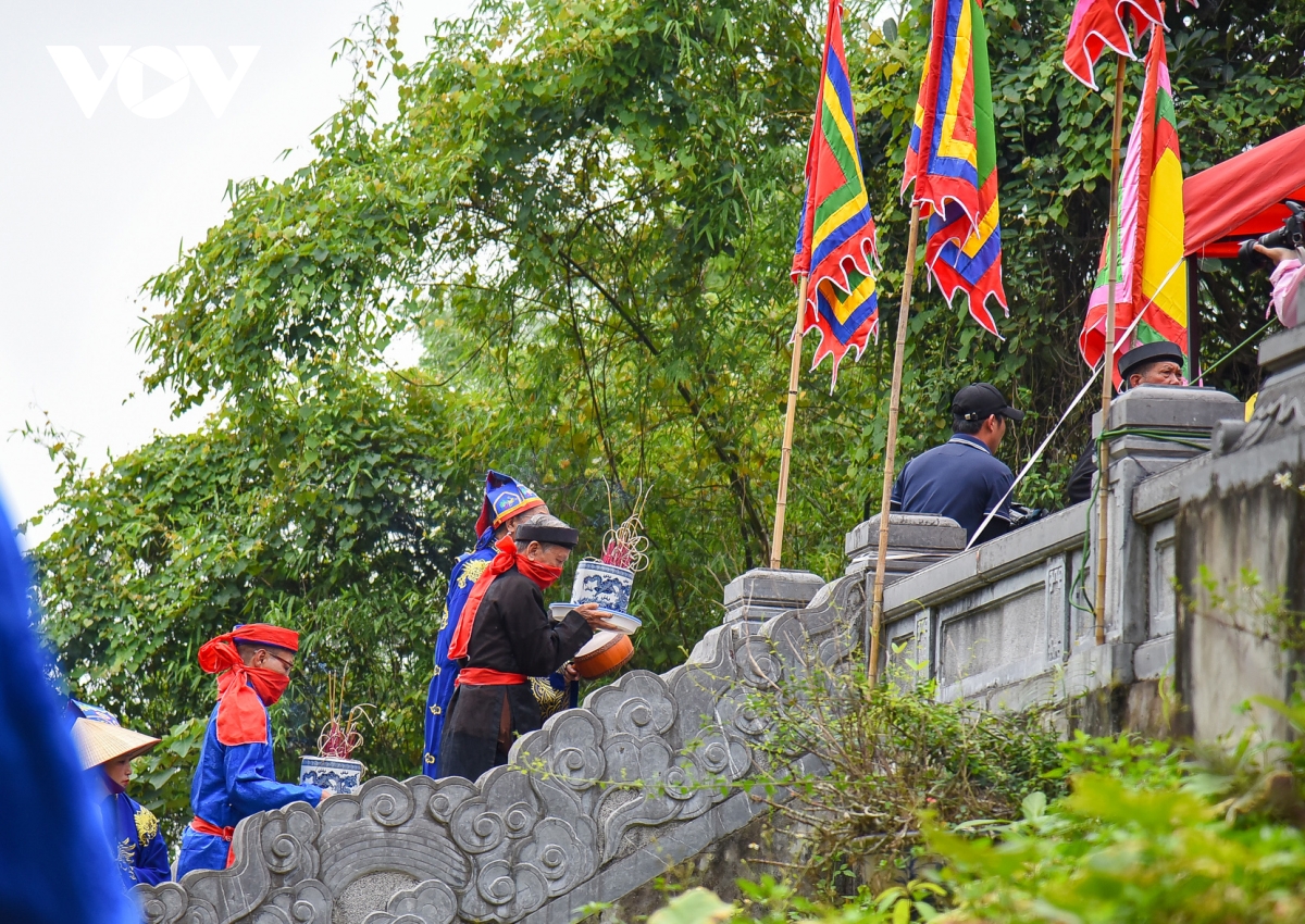 ve ninh binh tray hoi den lang tho tu vi hoang de hinh anh 13