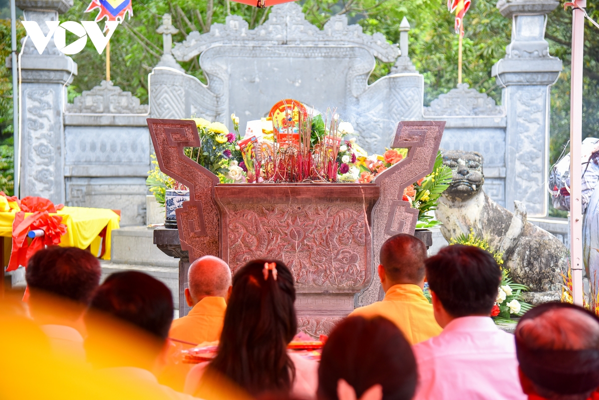 ve ninh binh tray hoi den lang tho tu vi hoang de hinh anh 15