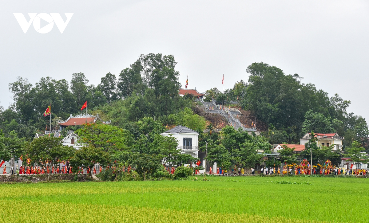 ve ninh binh tray hoi den lang tho tu vi hoang de hinh anh 19