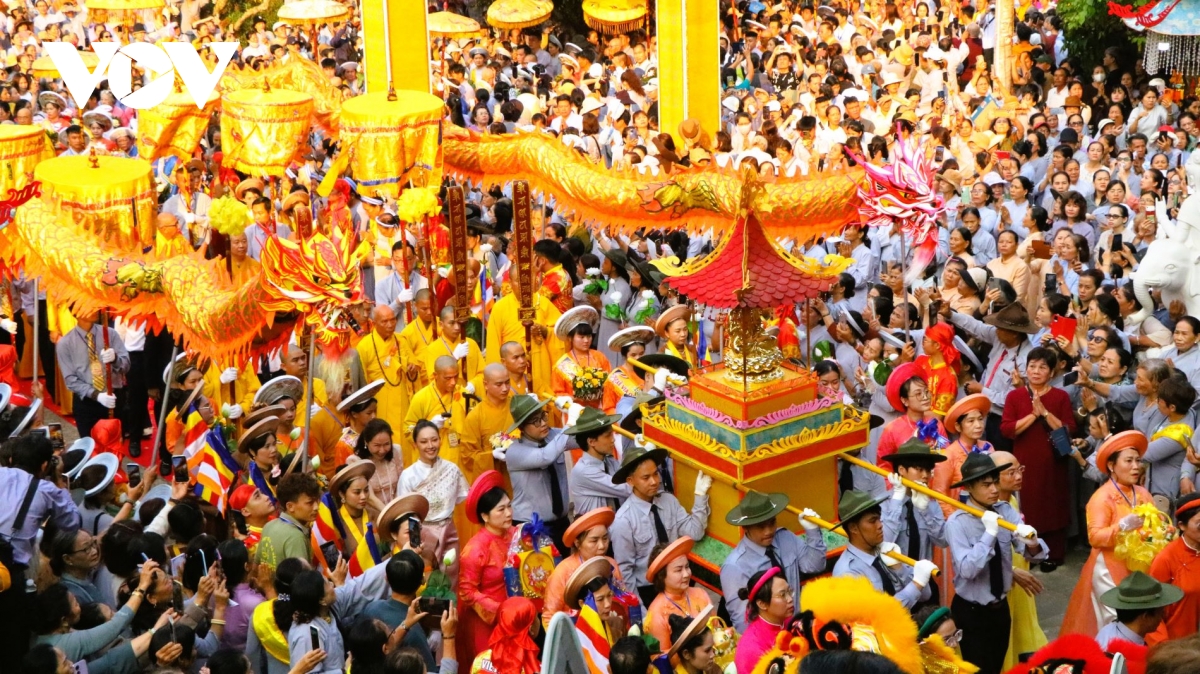 hang ngan nguoi du le via Duc bo tat quan the Am - ngu hanh son hinh anh 2