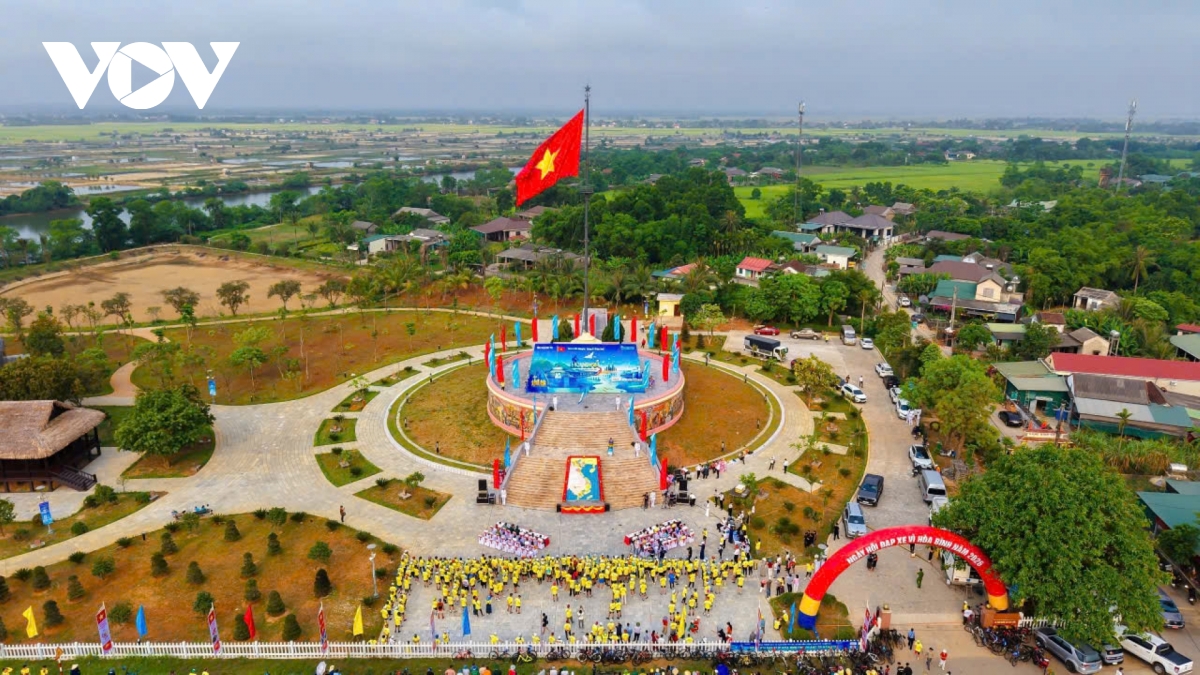 hon 1.000 nguoi tham gia ngay hoi dap xe vi hoa binh tai quang tri hinh anh 1