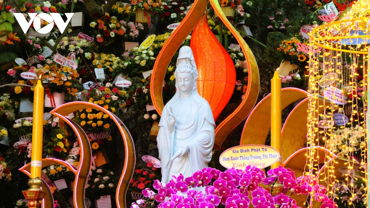 hang ngan nguoi du le via Duc bo tat quan the Am - ngu hanh son hinh anh 10