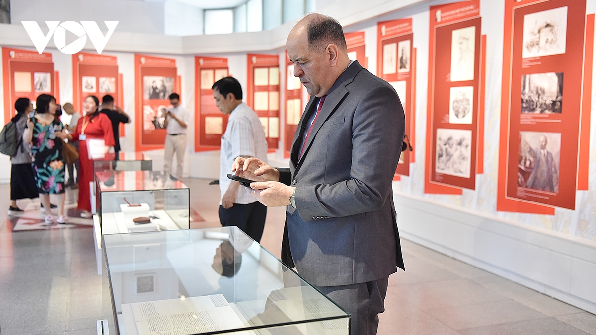 trung bay 156 tac pham nhan dip nhan ky niem 156 nam ngay sinh lanh tu v.i. lenin hinh anh 4