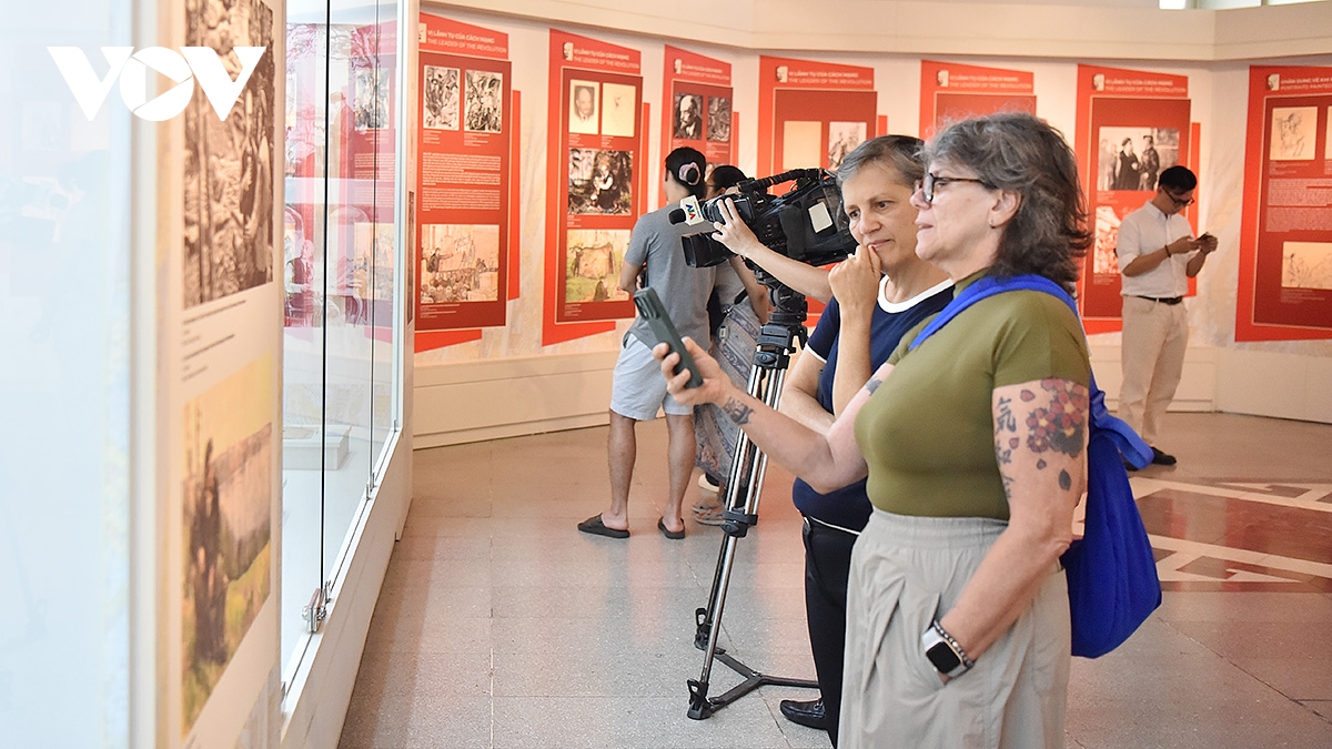 trung bay 156 tac pham nhan dip nhan ky niem 156 nam ngay sinh lanh tu v.i. lenin hinh anh 6