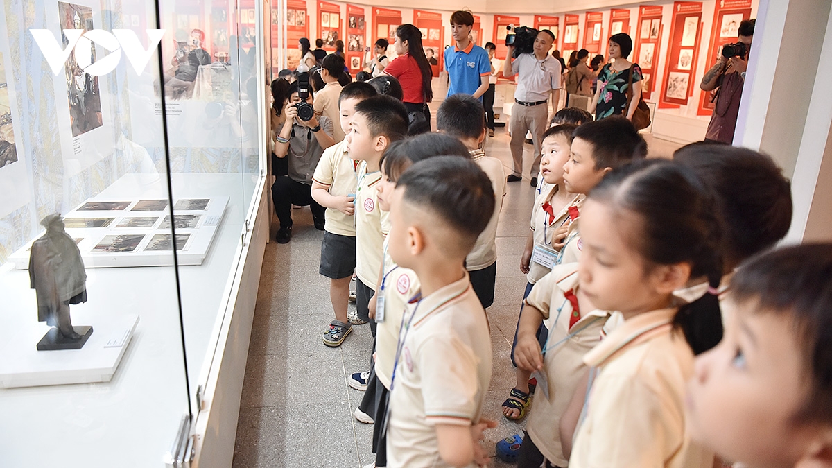 trung bay 156 tac pham nhan dip nhan ky niem 156 nam ngay sinh lanh tu v.i. lenin hinh anh 8