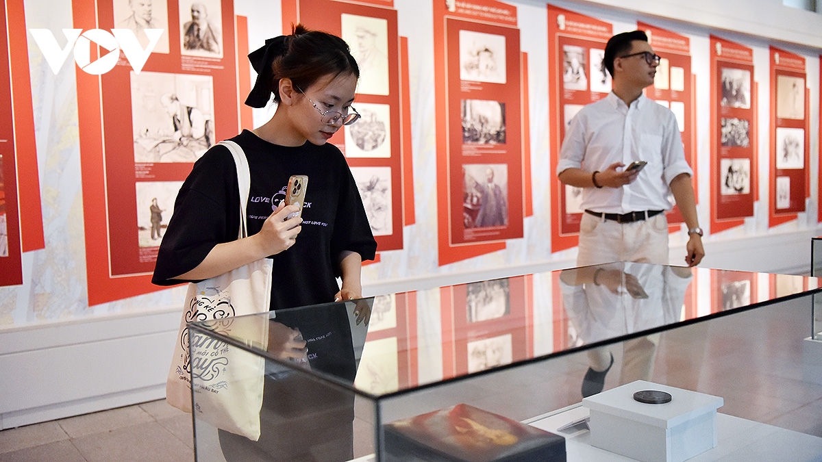 trung bay 156 tac pham nhan dip nhan ky niem 156 nam ngay sinh lanh tu v.i. lenin hinh anh 7