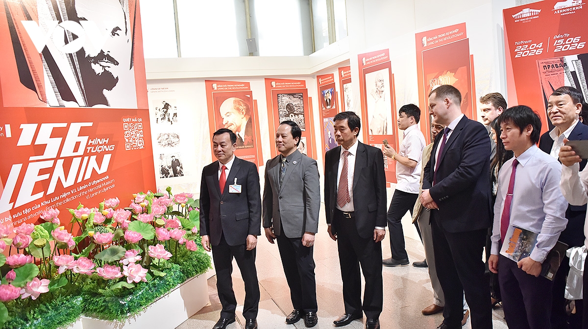 trung bay 156 tac pham nhan dip nhan ky niem 156 nam ngay sinh lanh tu v.i. lenin hinh anh 3