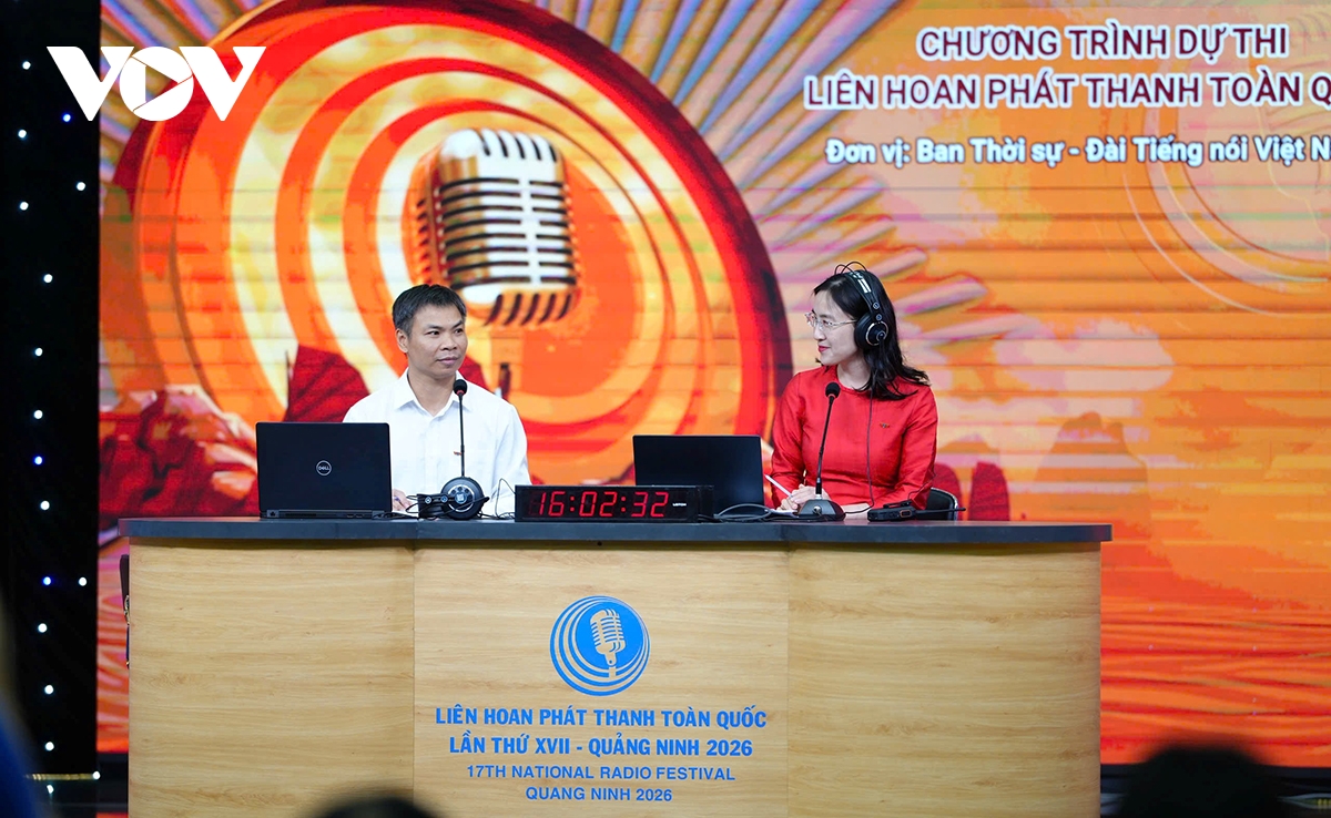 phat thanh truc tiep, noi ban linh nguoi lam bao duoc thu thach hinh anh 2