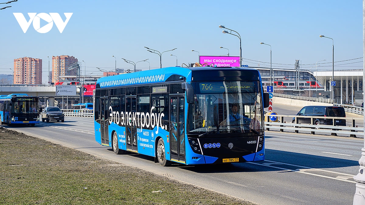 moscow thu nghiem thanh toan bang nu cuoi va ai phan hoi giong noi tren xe buyt hinh anh 1