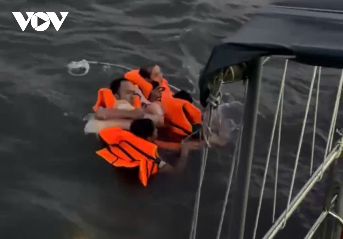 cuu ho 4 thuyen vien gap nan tren bien Dong thap hinh anh 1