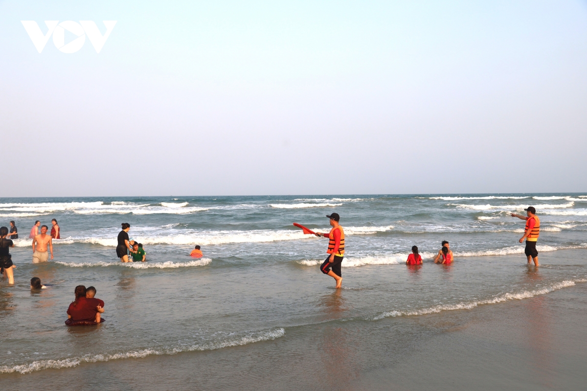 quang ngai giu an toan mua tam bien, khong chu quan nguy co duoi nuoc hinh anh 1