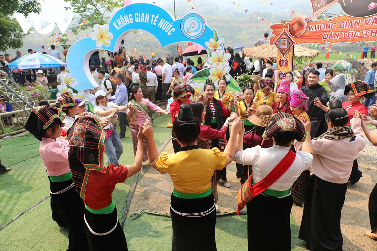 ron rang tet te nuoc bun huot nam cua nguoi lao o tinh Dien bien hinh anh 15