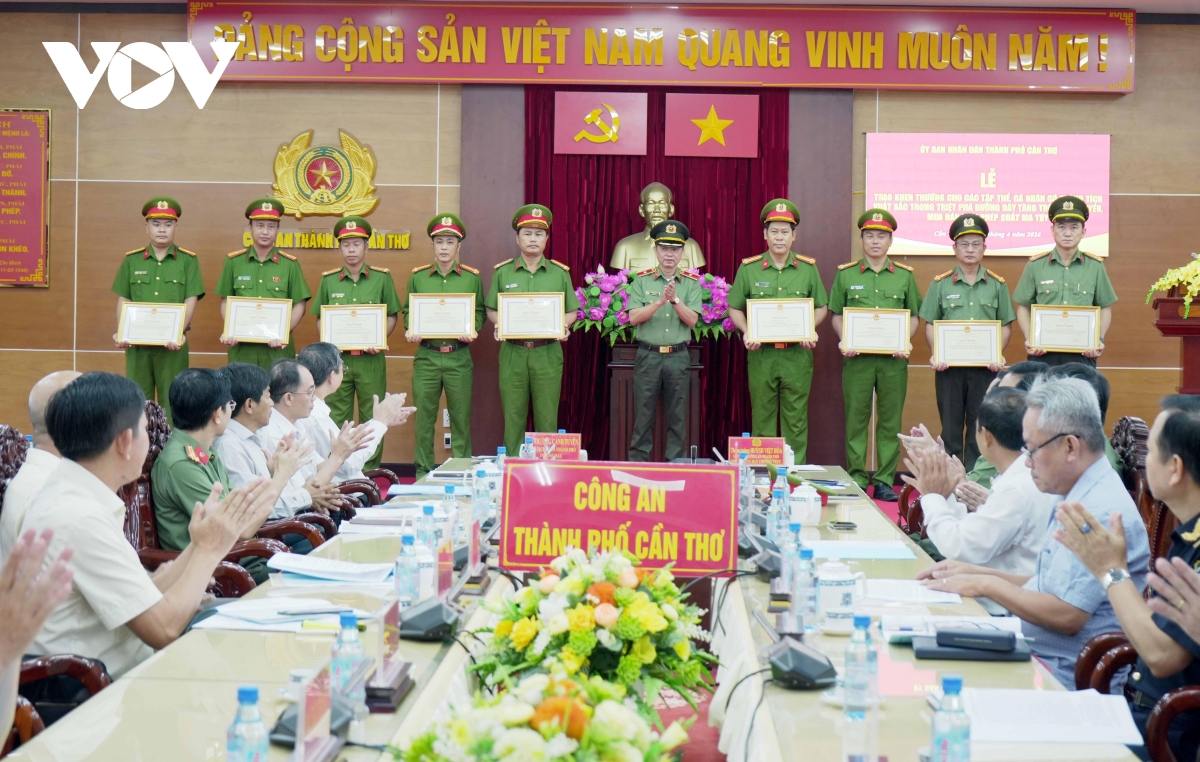 can tho khen thuong cac tap the, ca nhan pha chuyen an ma tuy xuyen quoc gia hinh anh 2