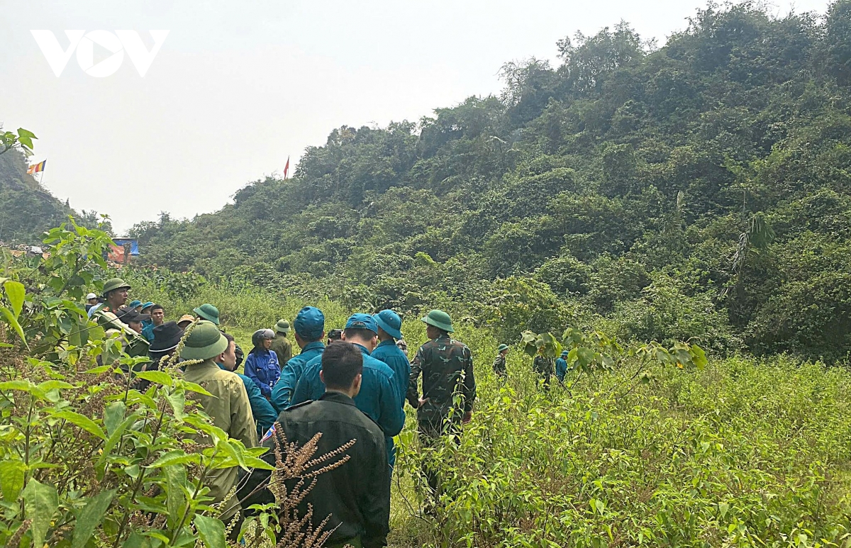 xuyen rung tim kiem nguoi dan ong mat tich o nghe an hinh anh 2