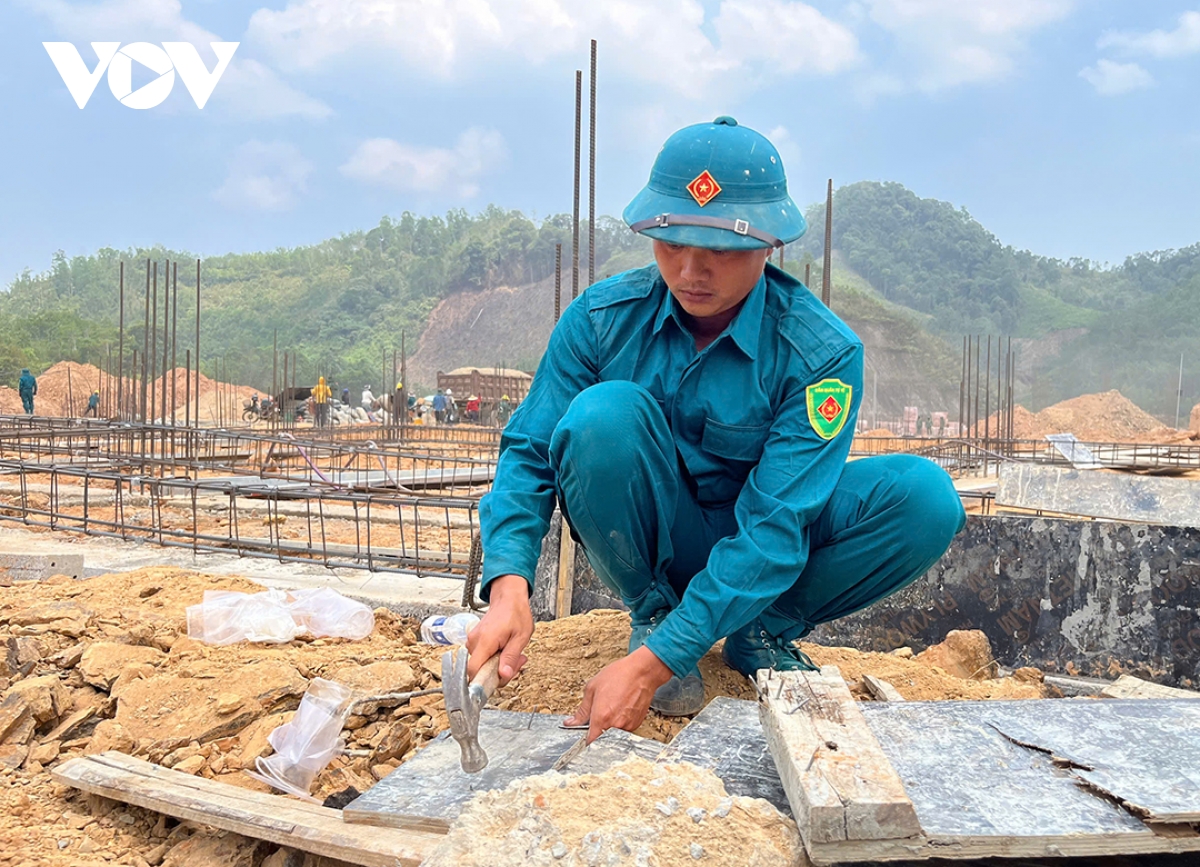 bo doi Da nang vuot nang xay truong hoc vung bien gioi hinh anh 1