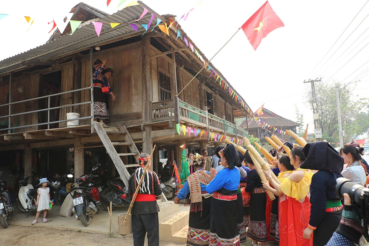 ron rang tet te nuoc bun huot nam cua nguoi lao o tinh Dien bien hinh anh 6