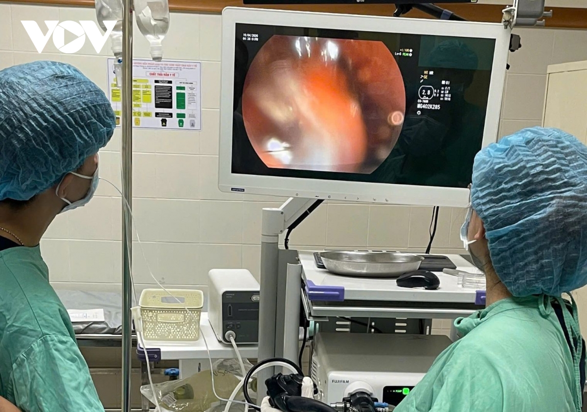 Cứu bệnh nhân nuốt cùng lúc 3 bàn chải đánh răng dài gần 20cm