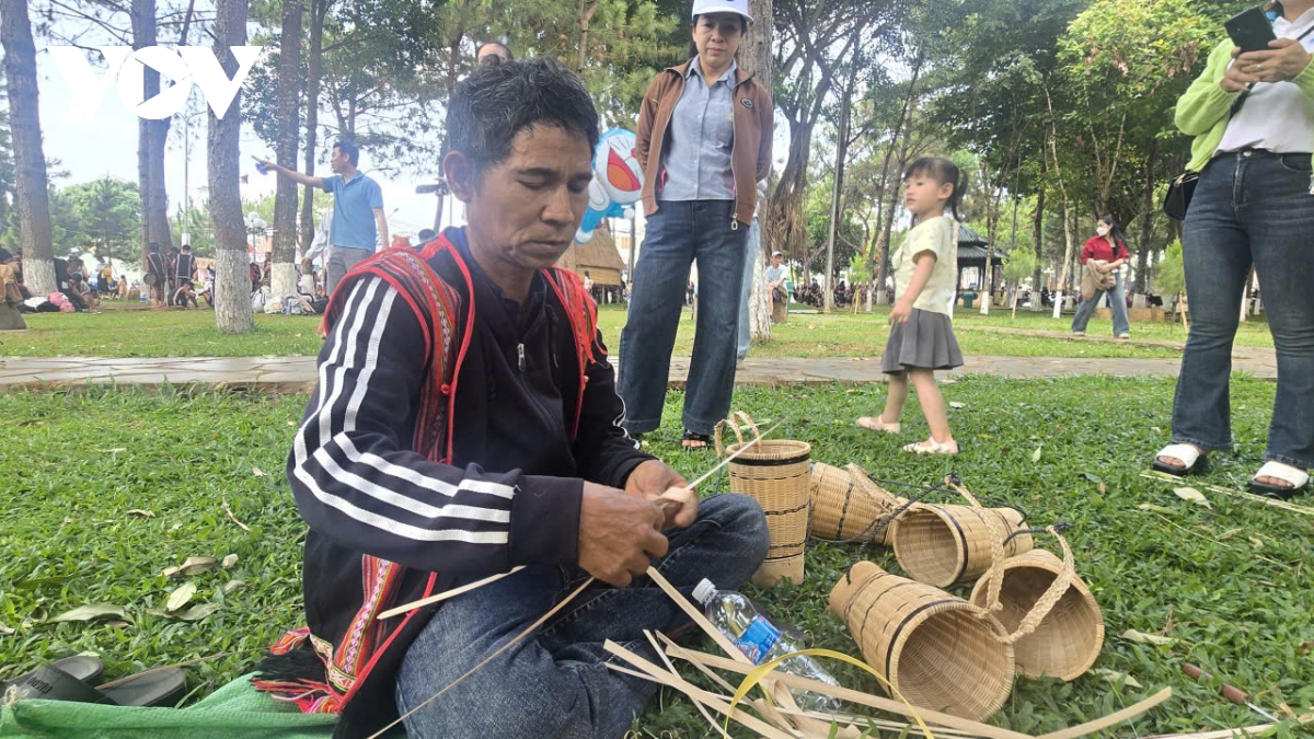 ron rang thanh am, sac mau trong ngay hoi van hoa cac dan toc tinh gia lai hinh anh 4