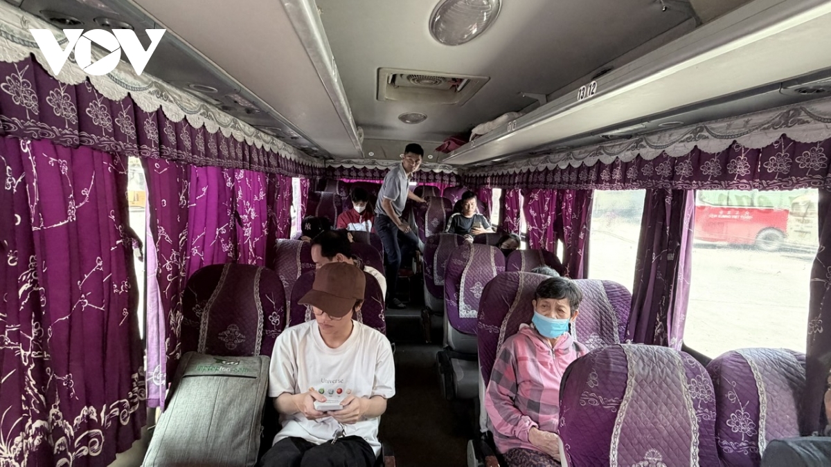 ky nghi le ben xe truyen thong e khach, xe limousine, xe ghep kin cho hinh anh 4