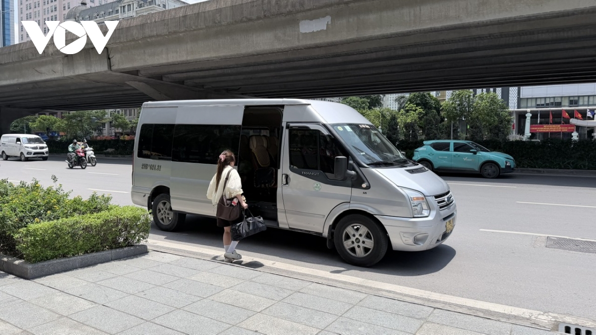 ky nghi le ben xe truyen thong e khach, xe limousine, xe ghep kin cho hinh anh 15