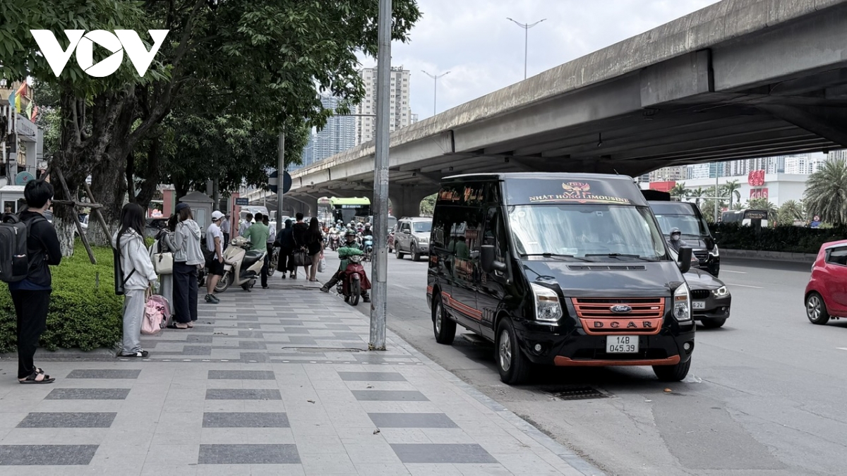 ky nghi le ben xe truyen thong e khach, xe limousine, xe ghep kin cho hinh anh 13