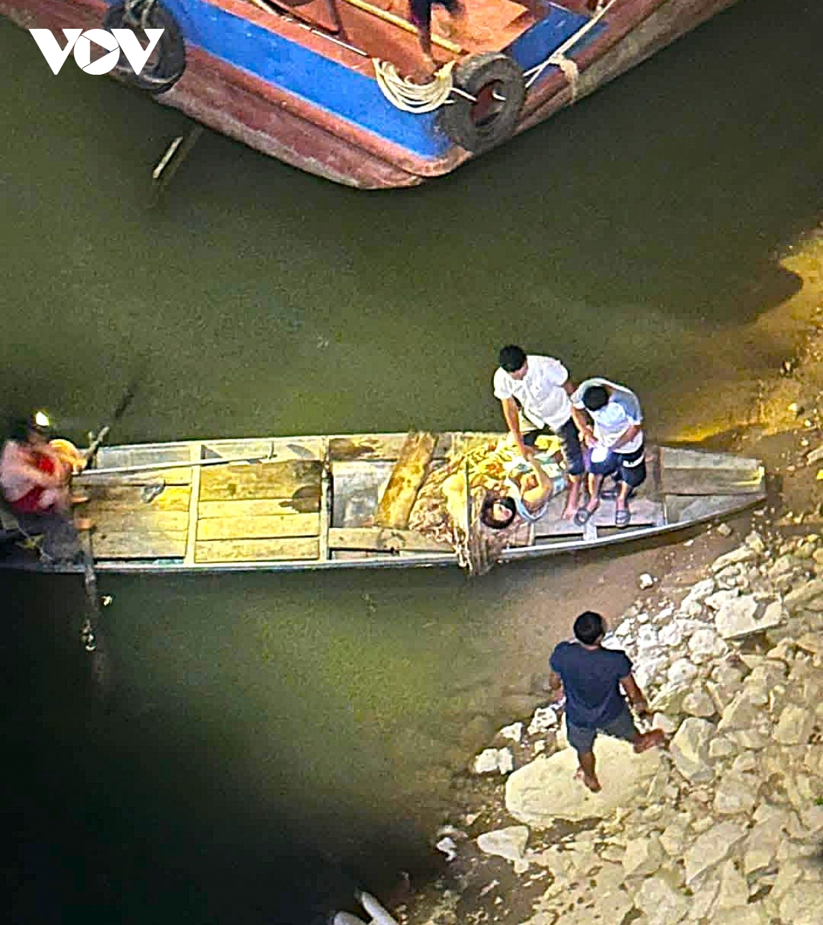 Khen thưởng người đàn ông ở Nghệ An dũng cảm cứu hai mẹ con nhảy cầu trong đêm