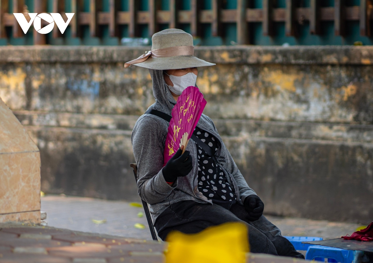 nguoi ha noi bit kin mit doi pho voi nang nong ngot ngat dau mua hinh anh 10