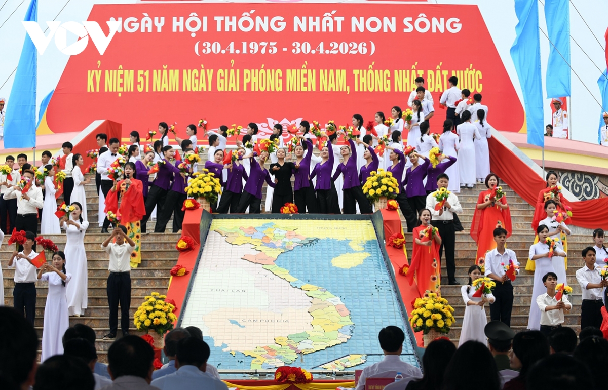 national flag-raising ceremony commemorates vietnam s reunification picture 2