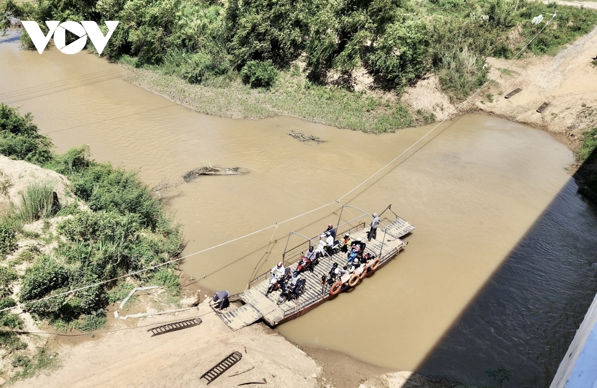 Dak lak chuyen 30.000m3 dat thai sang dap duong len cau de som khai thac hinh anh 3