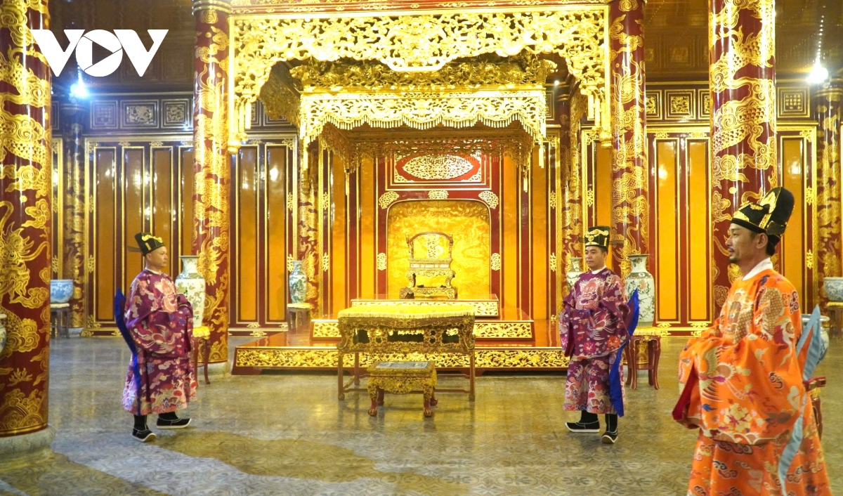 Sau sự cố bị xâm hại gần 1 năm, ngai vua triều Nguyễn chưa được phục chế