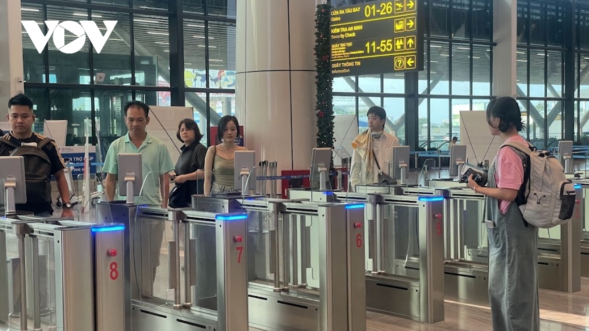 tan son nhat don 130.000 khach ngay trong cao diem le gio to va 30 4 hinh anh 1