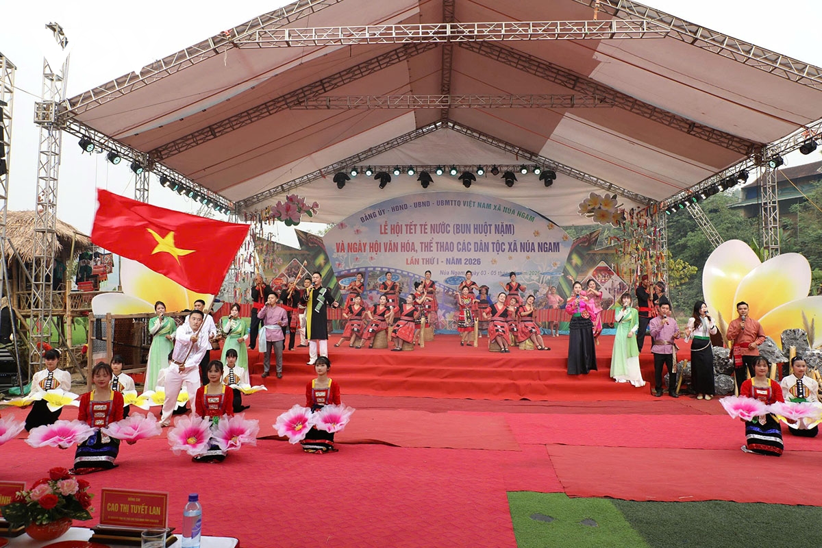 ron rang tet te nuoc bun huot nam cua nguoi lao o tinh Dien bien hinh anh 1